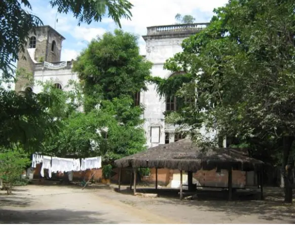 Casa antiga com torre e barraca em aldeia Maracanã.