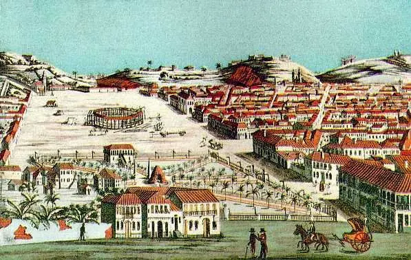 Cidade do sertão brasileiro com campos, praça e casas vermelhas.