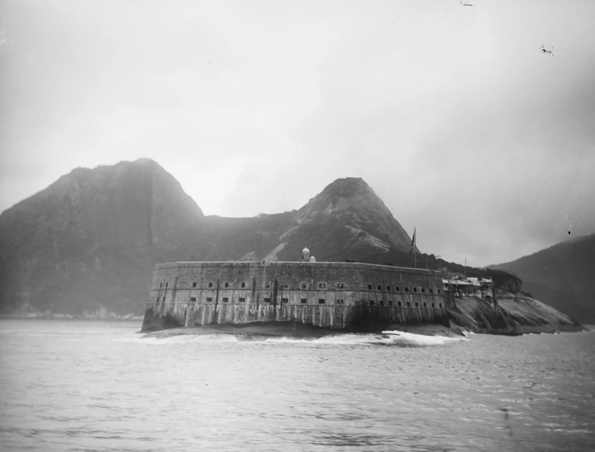 Forte montanhoso em cenário sombrio.