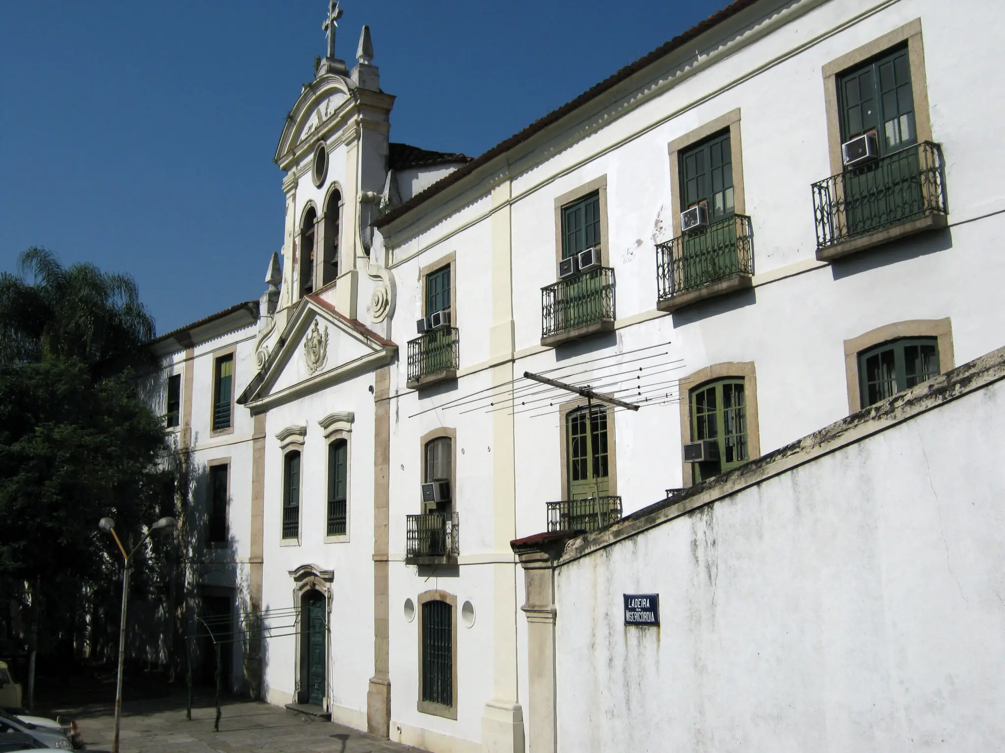 Igreja histórica com torre e placa "Ladeira da Misericordia".