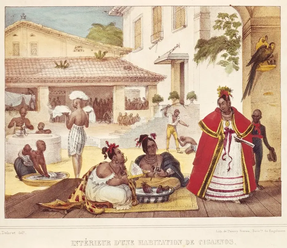 Interior de habitação de ciganos, lavanderia, conversa, frutas, mulher com manto vermelho, árvore e papagaio.
