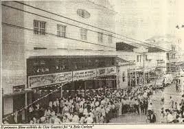 Multidão em frente ao Cine Guaraci em preto e branco.