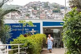 Clínica azul em bairro colorido com árvore verde.