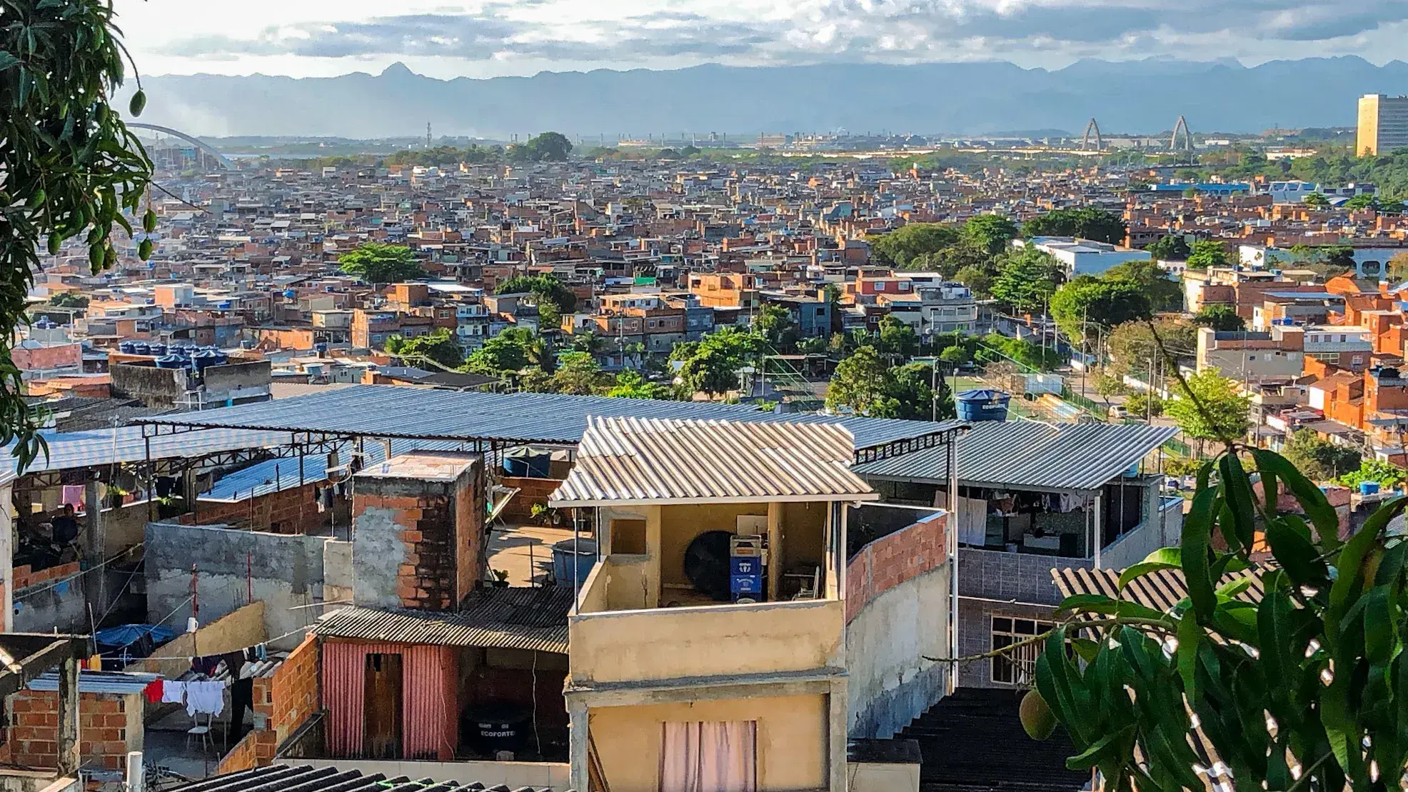 Área urbana densa com casas e construções variadas.