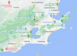 Mapa detalhado de área costeira com destaque para mar, localidades e pontos turísticos.