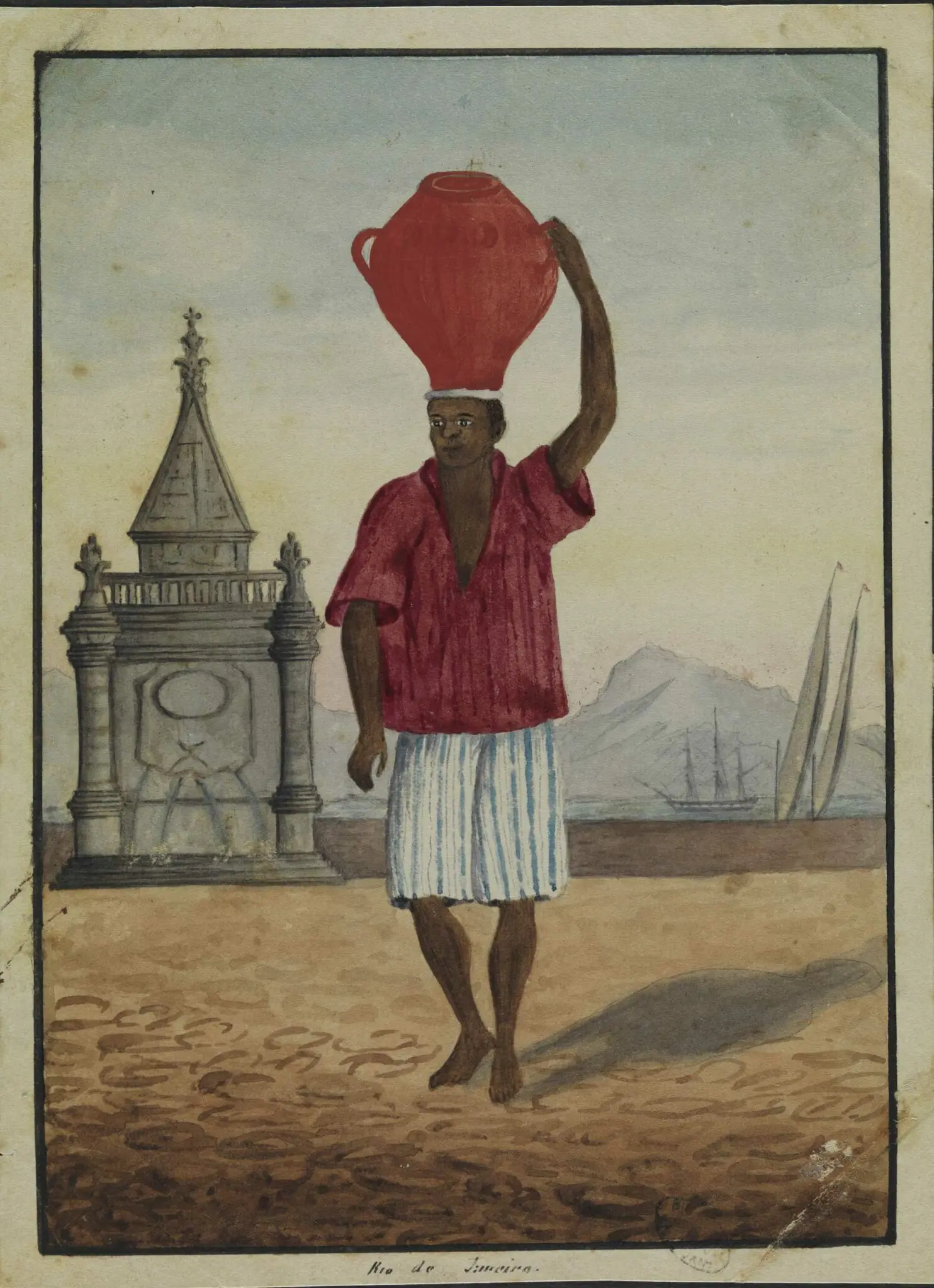Homem negro com vaso vermelho na cabeça, perto de chafariz e montanhas.