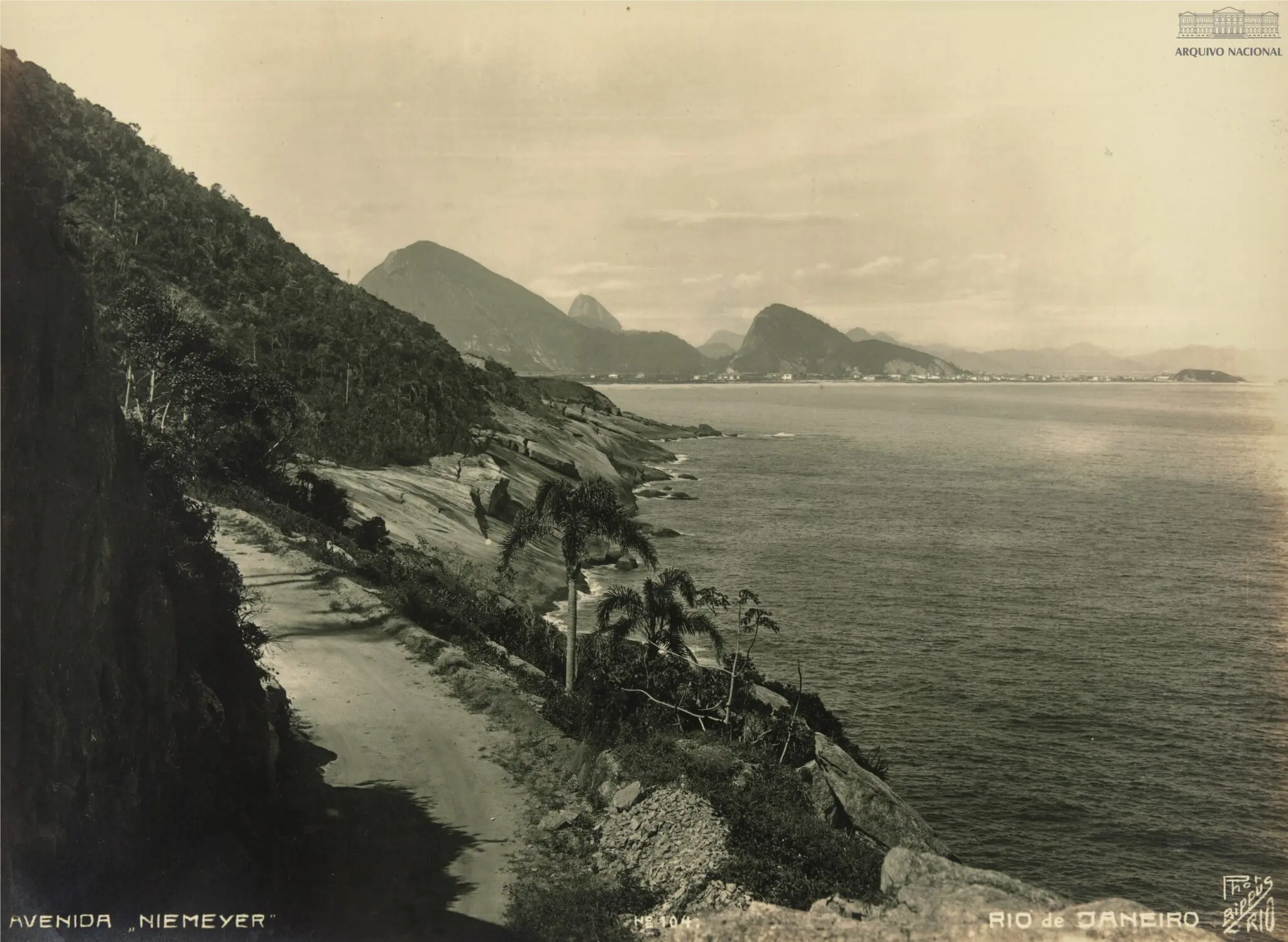 Paisagem costeira em preto e branco, Rio de Janeiro.