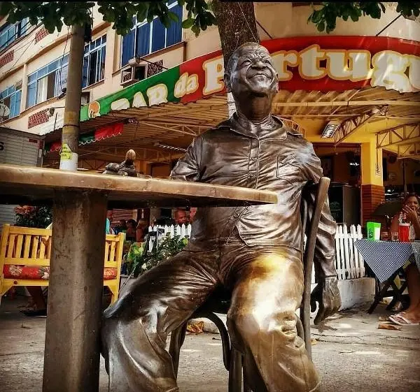 Estátua de bronze de Pixinguinha em frente ao Bar da Portugal.