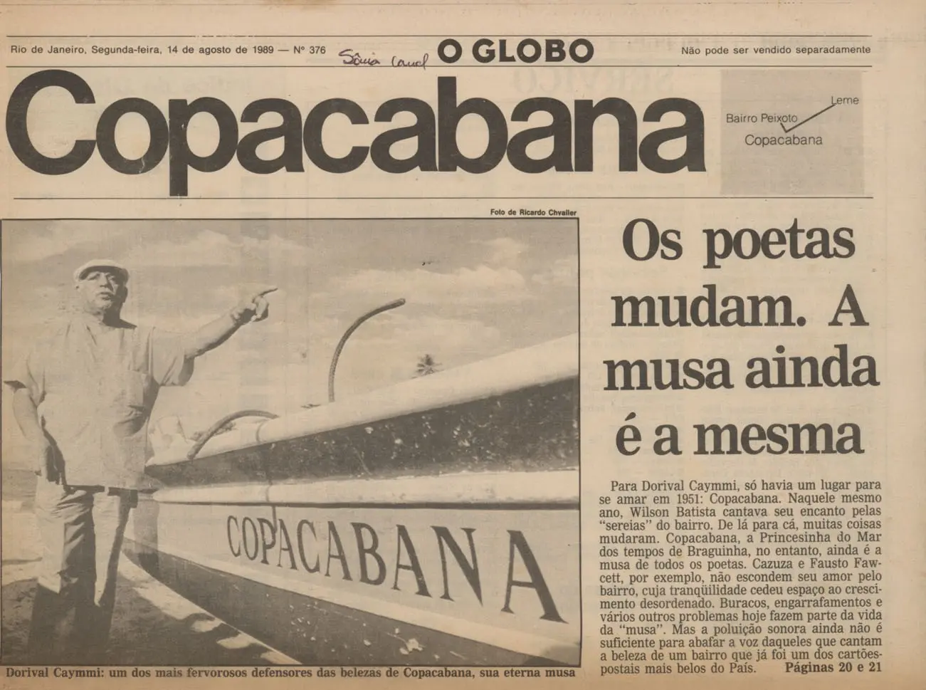 Homem aponta para barco "Copacabana" em praia, com título "Copacabana" e menção a bairros.