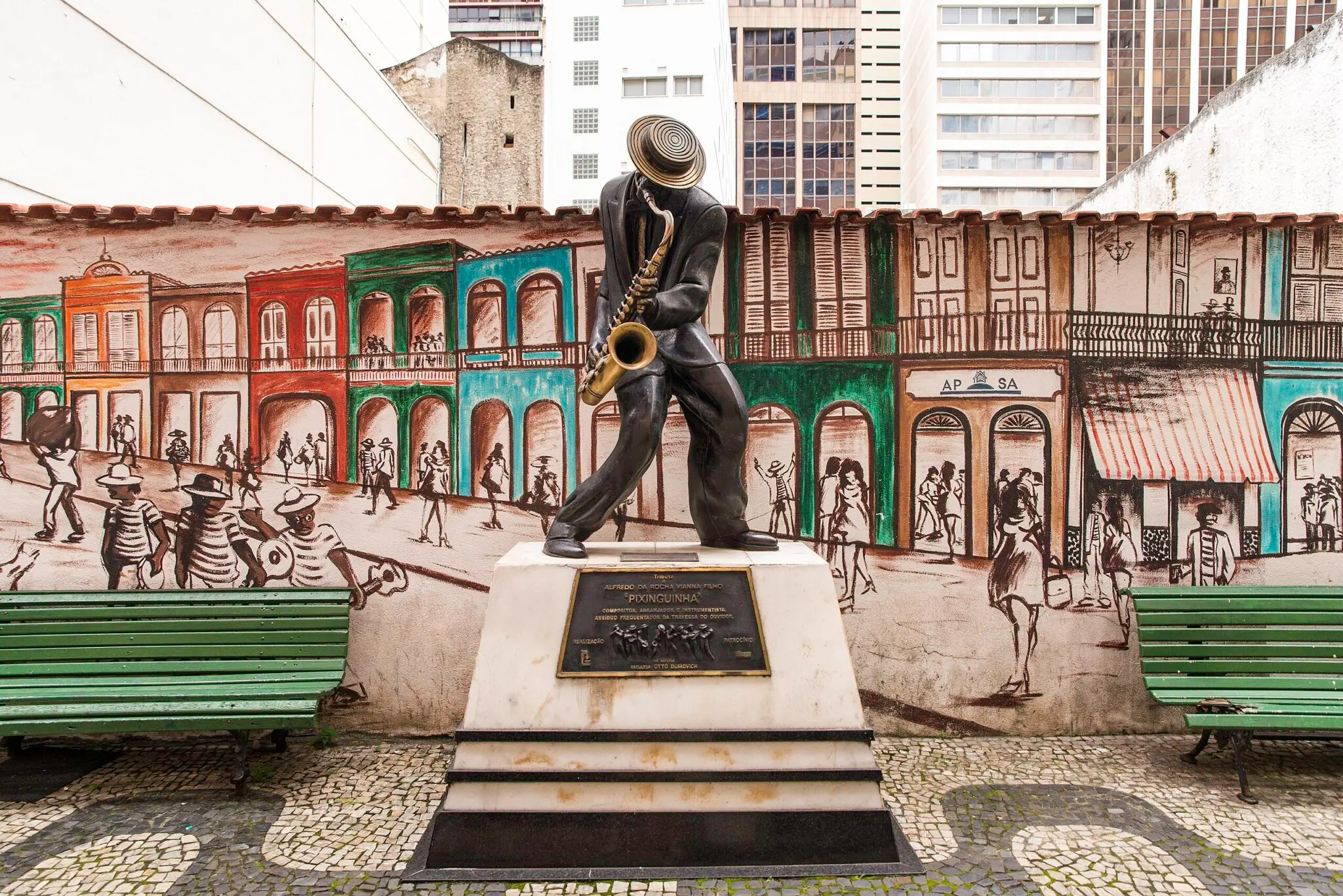 Estátua de Pixinguinha em homenagem em local público.
