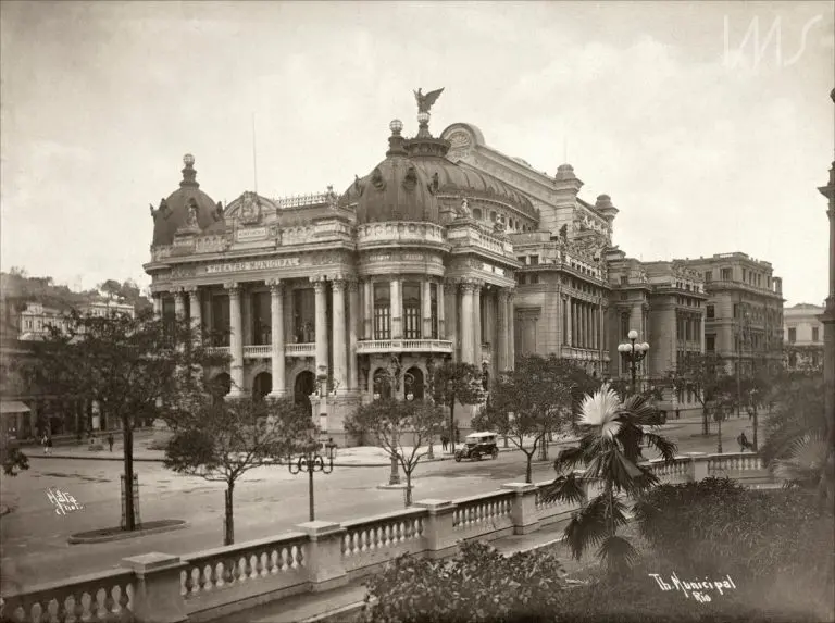 Theatro Municipal em preto e branco, arquitetura neoclássica.