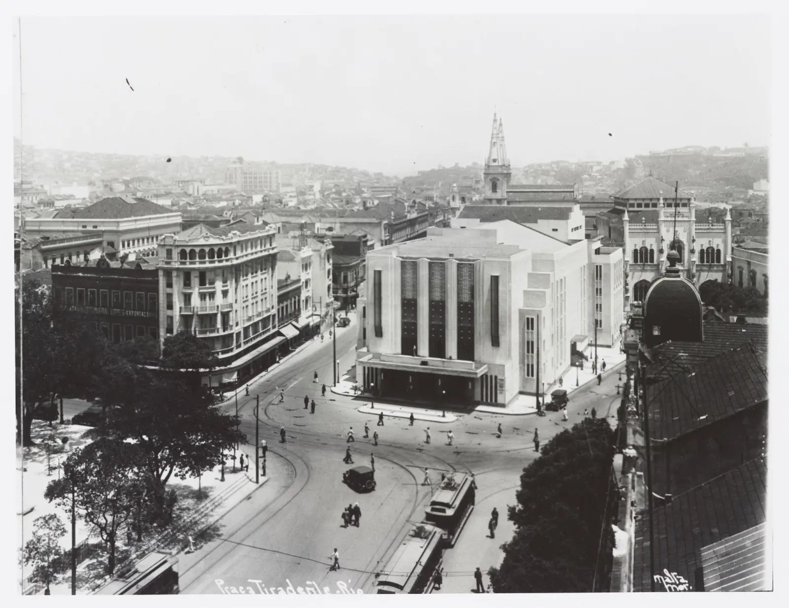 Cidade antiga com edifícios clássicos e teatro.
