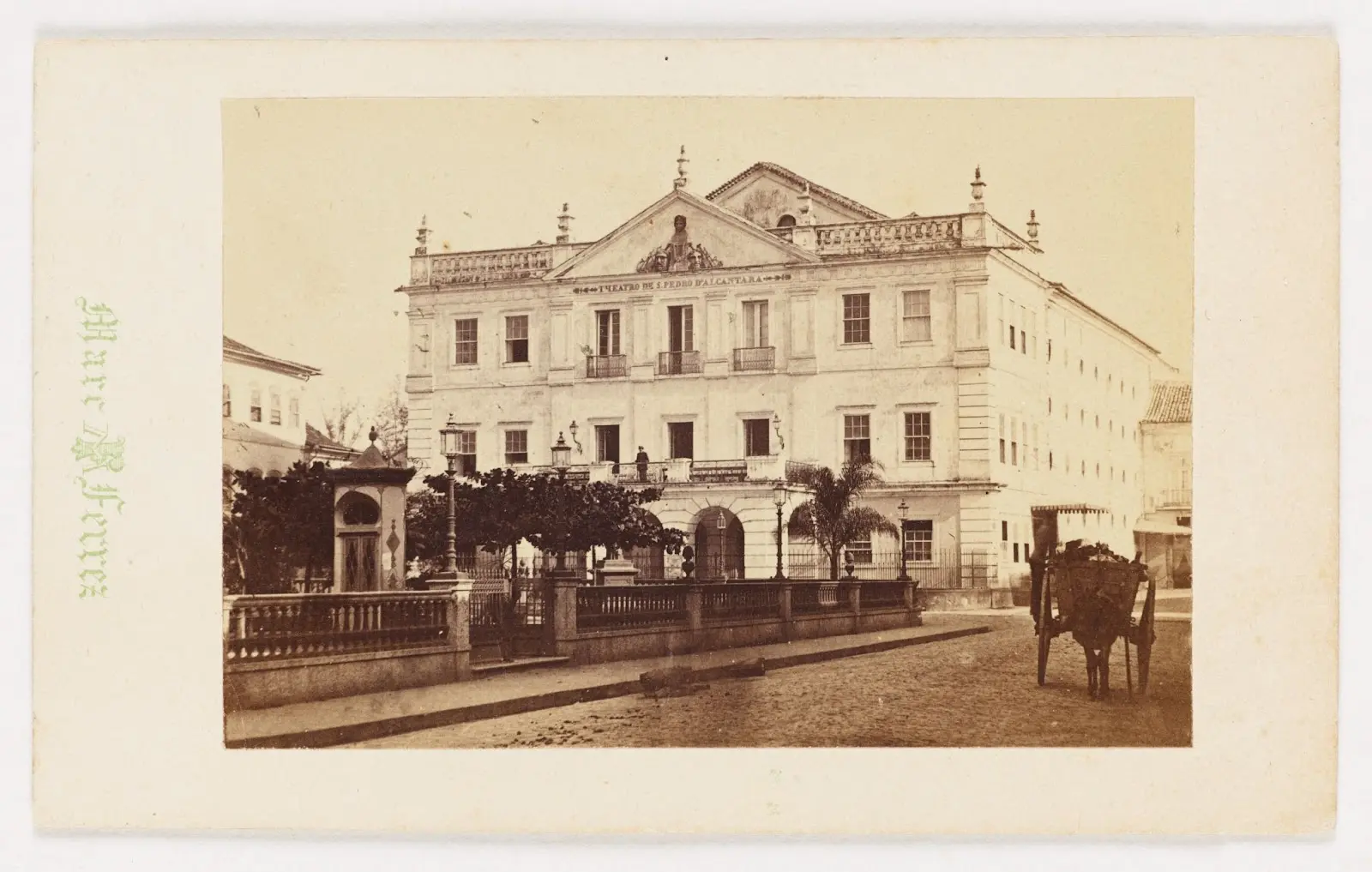 Teatro João Caetano em preto e branco, arquitetura colonial, carro de bois.