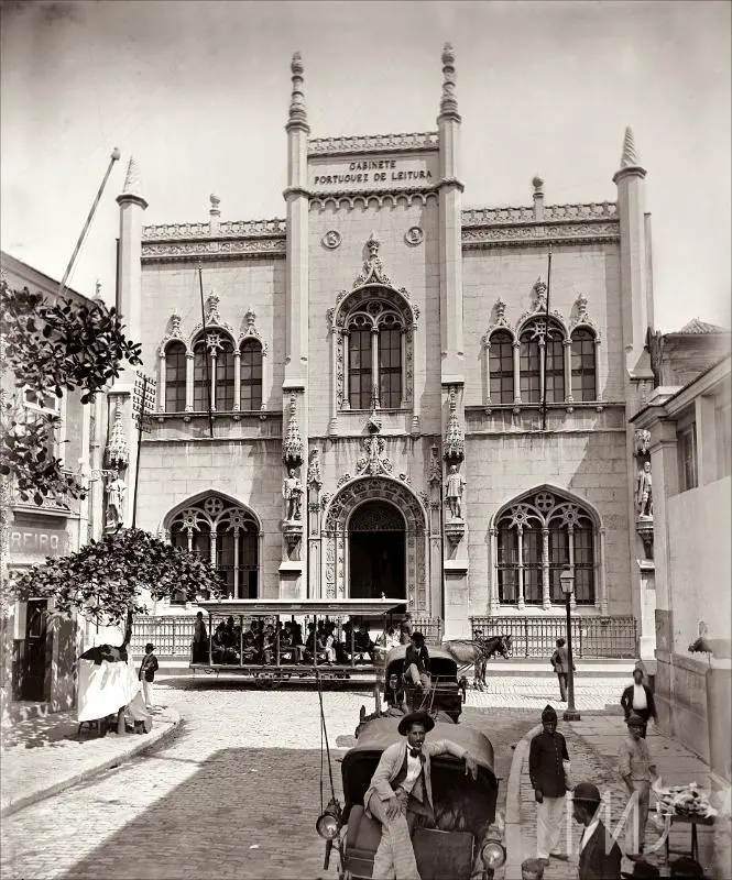 Edifício neogótico com carruagem e árvores, Gabinete Português de Leitura.