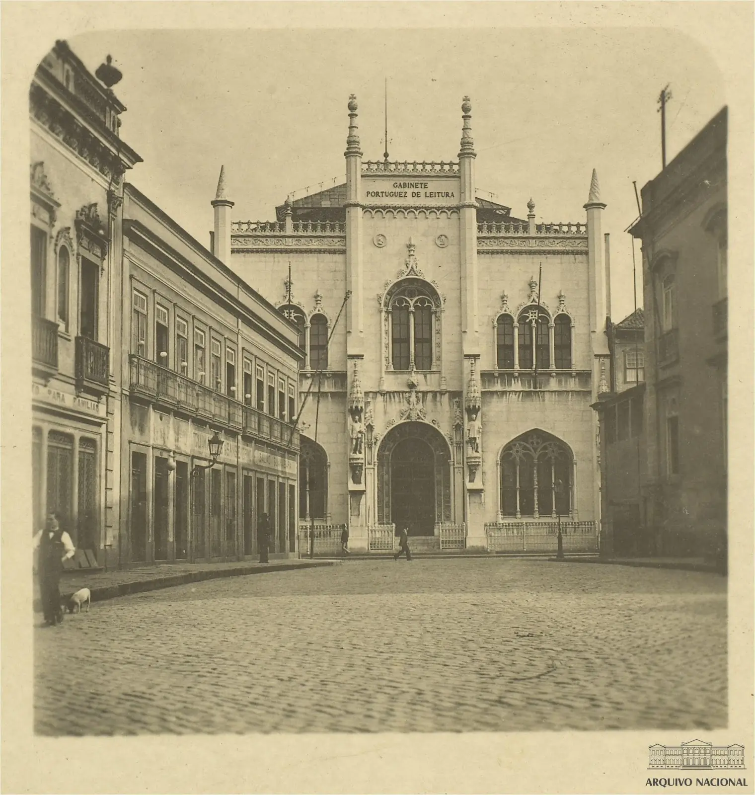 Edifício histórico com arquitetura gótica e placa "Real Gabinete Português de Leitura".