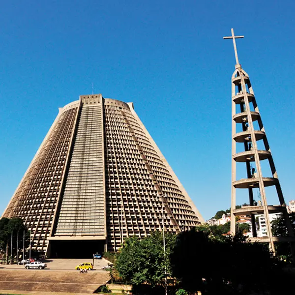 Catedral metropolitana do Rio de Janeiro, fachada angular e moderna.