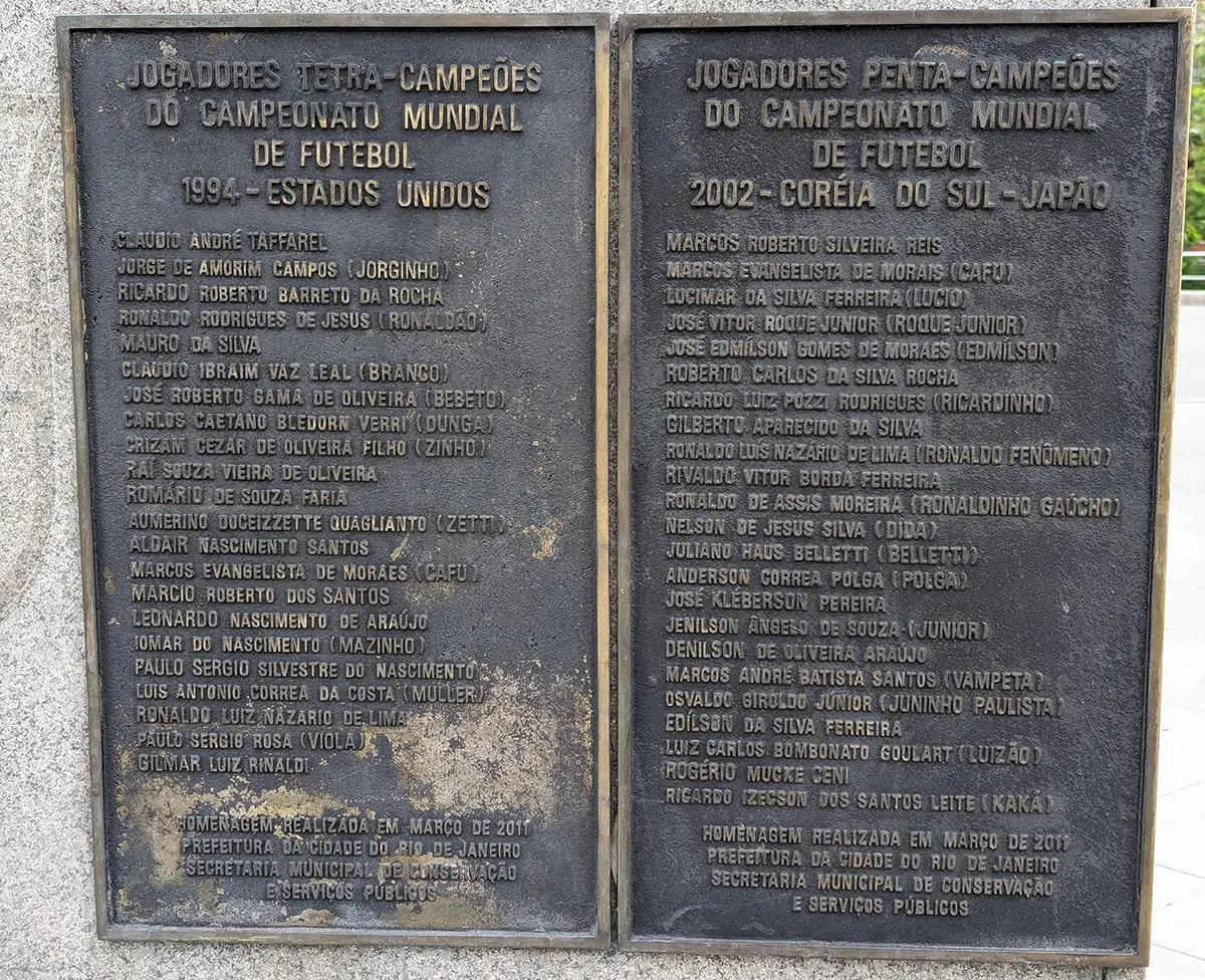 Placas com nomes de jogadores campeões mundiais de futebol.