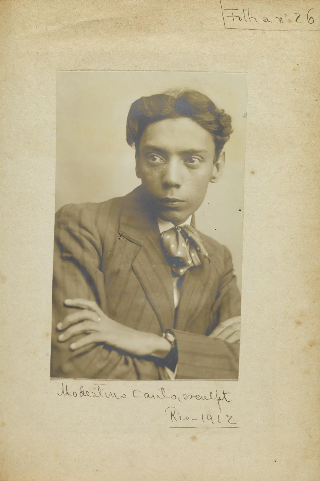 Uma figura masculina em terno clássico, 1912.