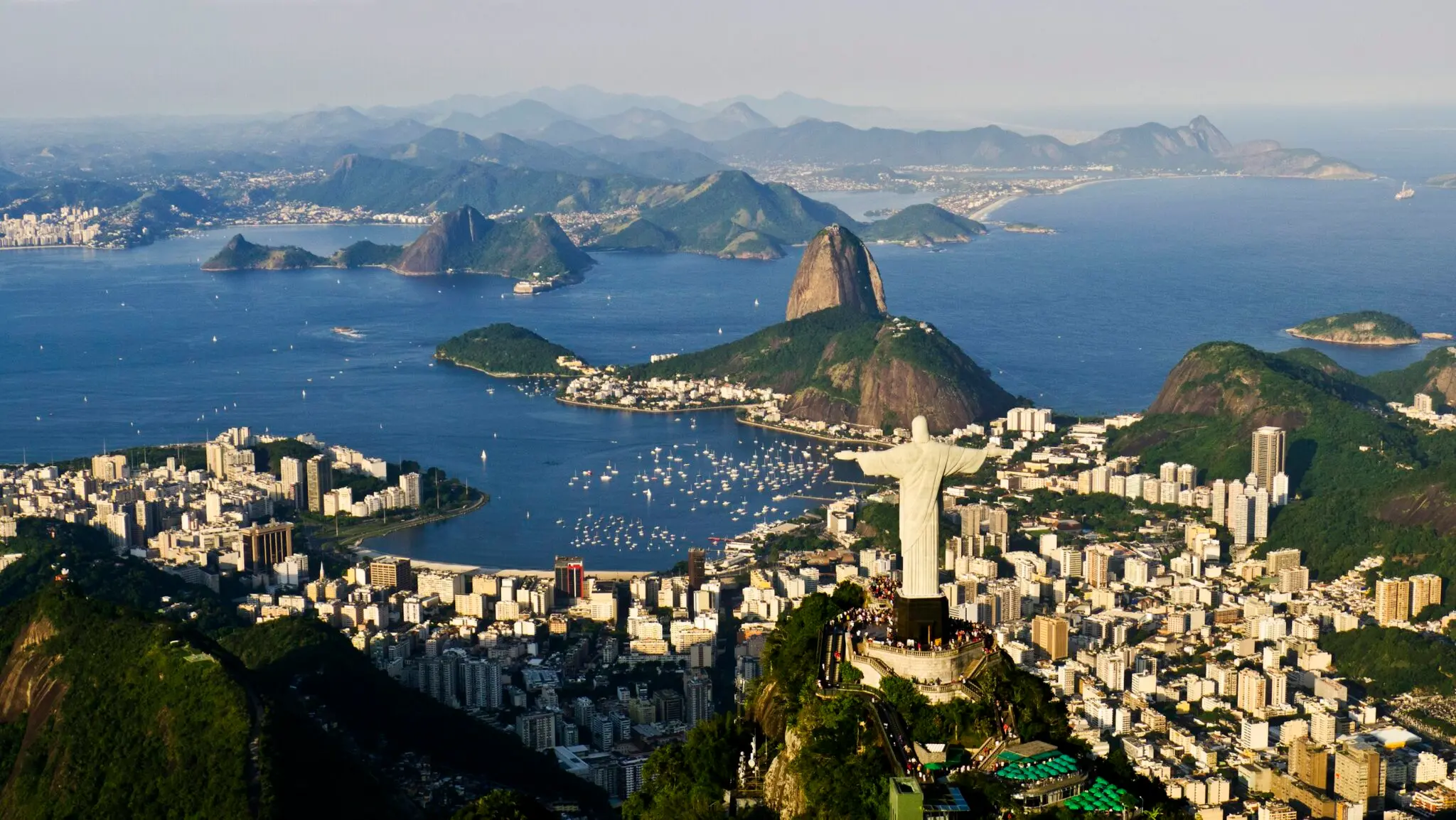 Cidade costeira com edifícios, ilhas, montanha e monumento famoso.