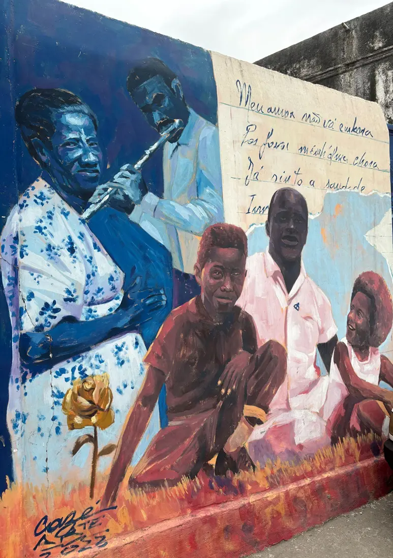 Pintura mural colorida com figuras humanas em roupas variadas.