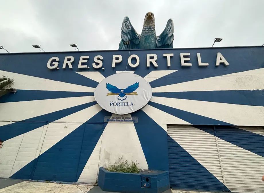 Edifício da G.R.E.S. Portela com logotipo e inscrições azuis.