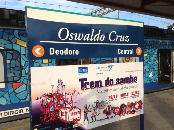 Painel informativo em estação ferroviária com informações sobre trens e eventos.