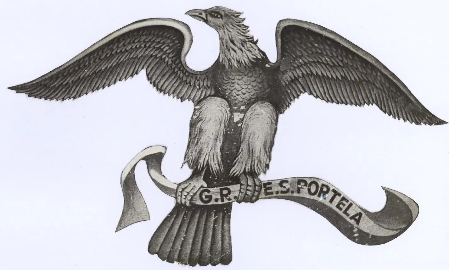 Gravura em preto e branco de águia segurando espada com inscrição "G.R.E.S. PORTELA".