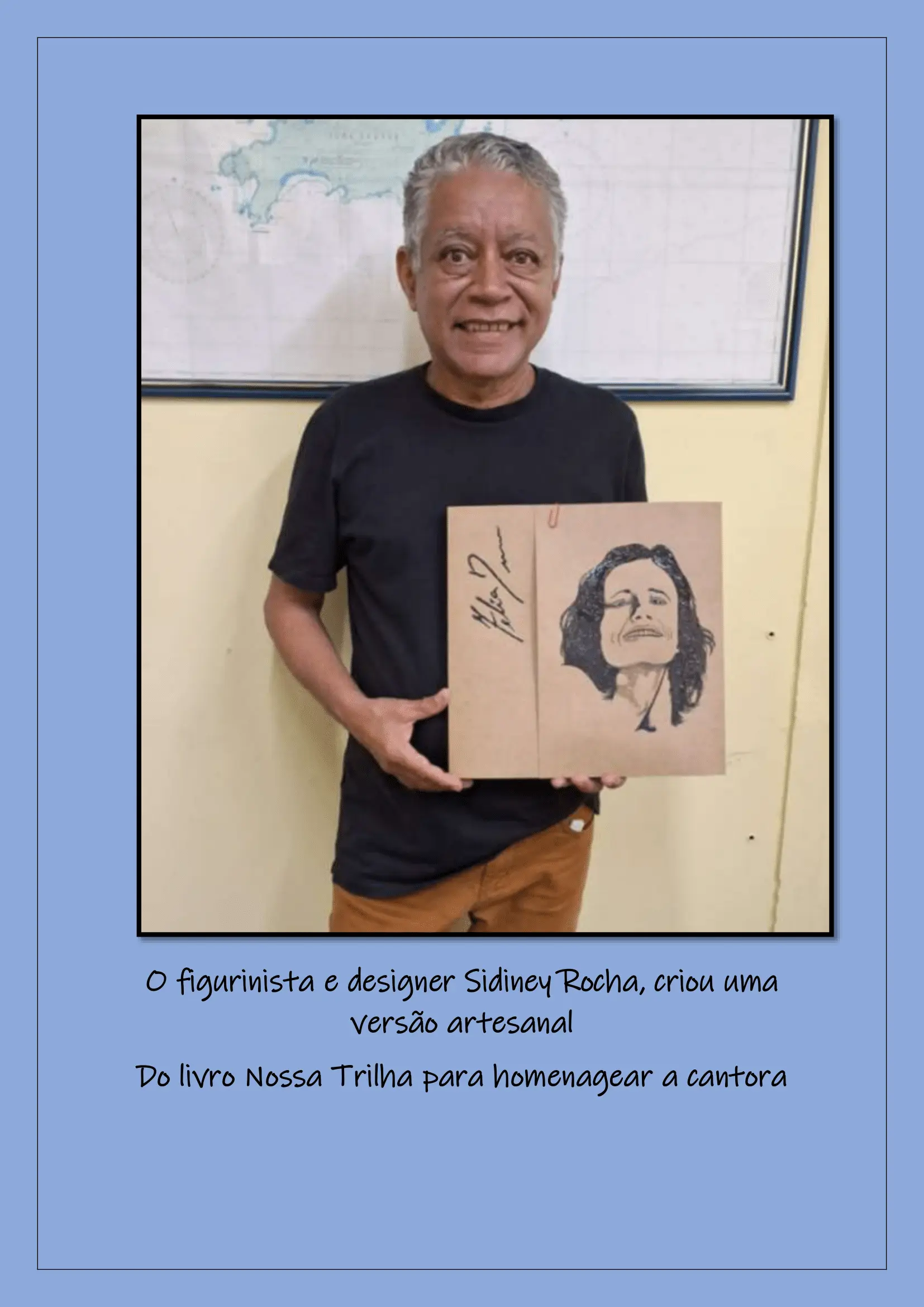 Homem sorridente segurando livro artesanal, homenagem à cantora.