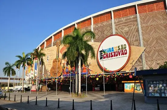 Edifício colorido com festa de São Cristóvão.