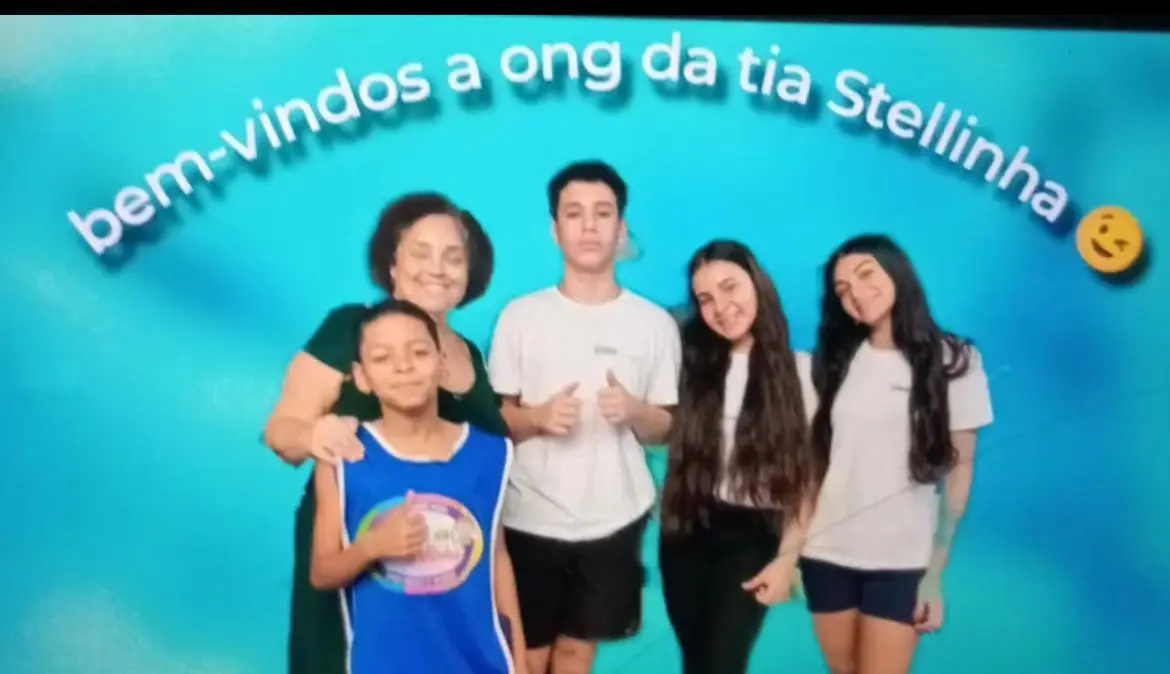 Cinco pessoas sorridentes em frente a um fundo azul com texto.