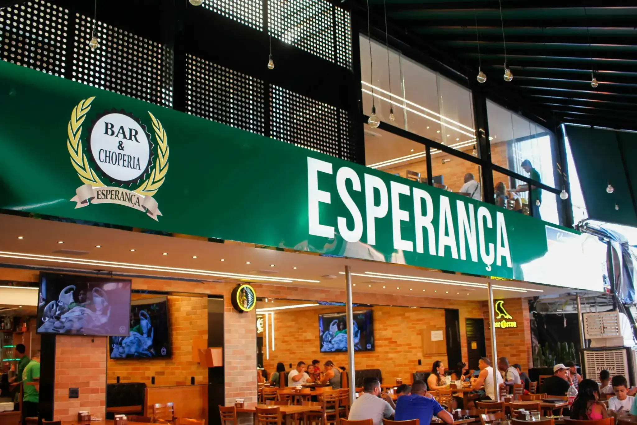 Bar & Choperia Esperança com fachada verde e pessoas conversando.