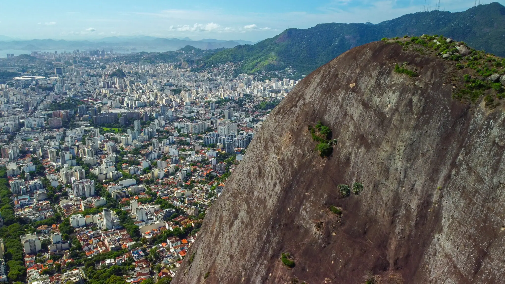 Cidade com morro e aglomeração urbana.