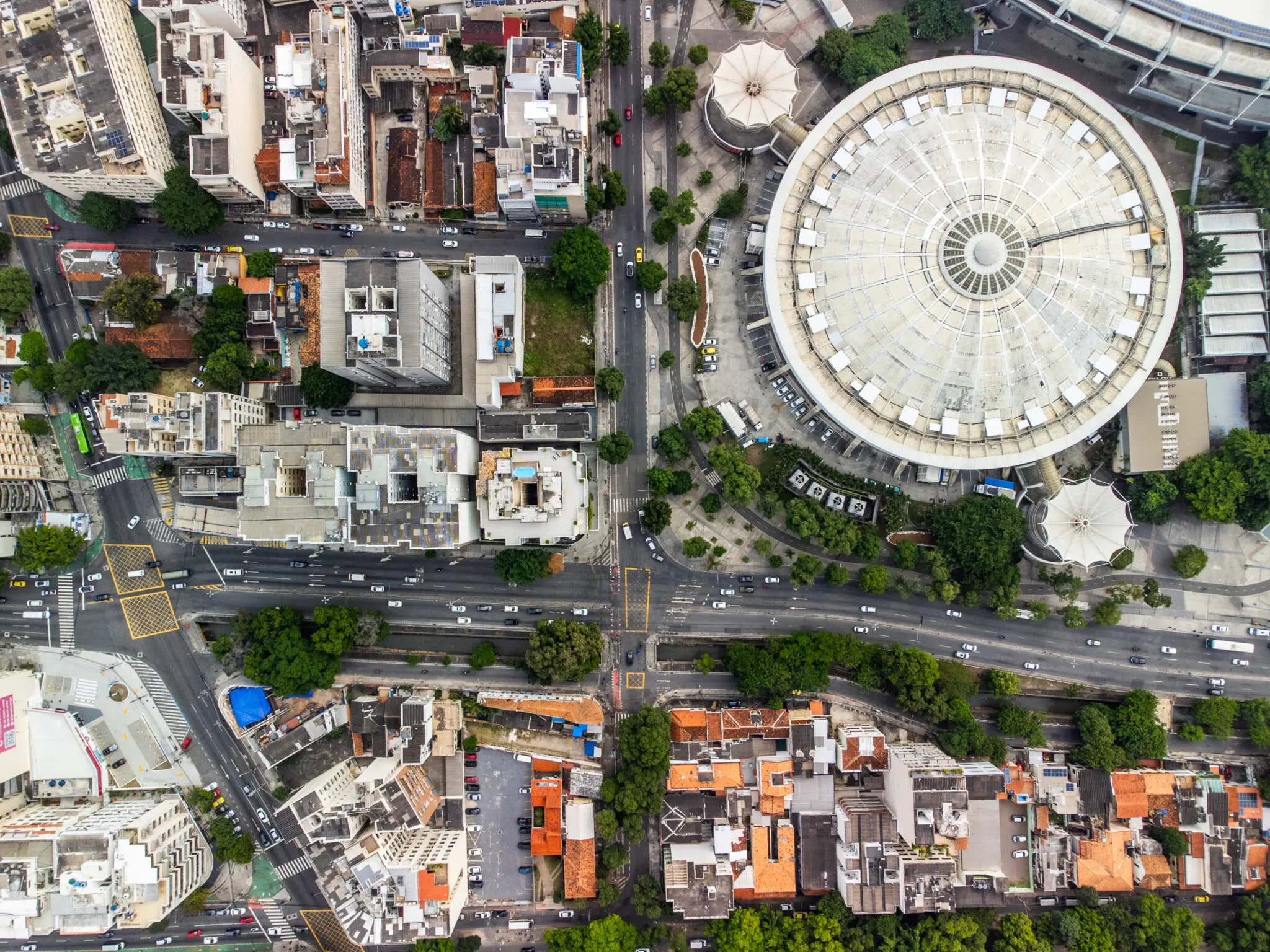 Área urbana com edifícios coloridos, via de tráfego e edifício com cúpula circular.