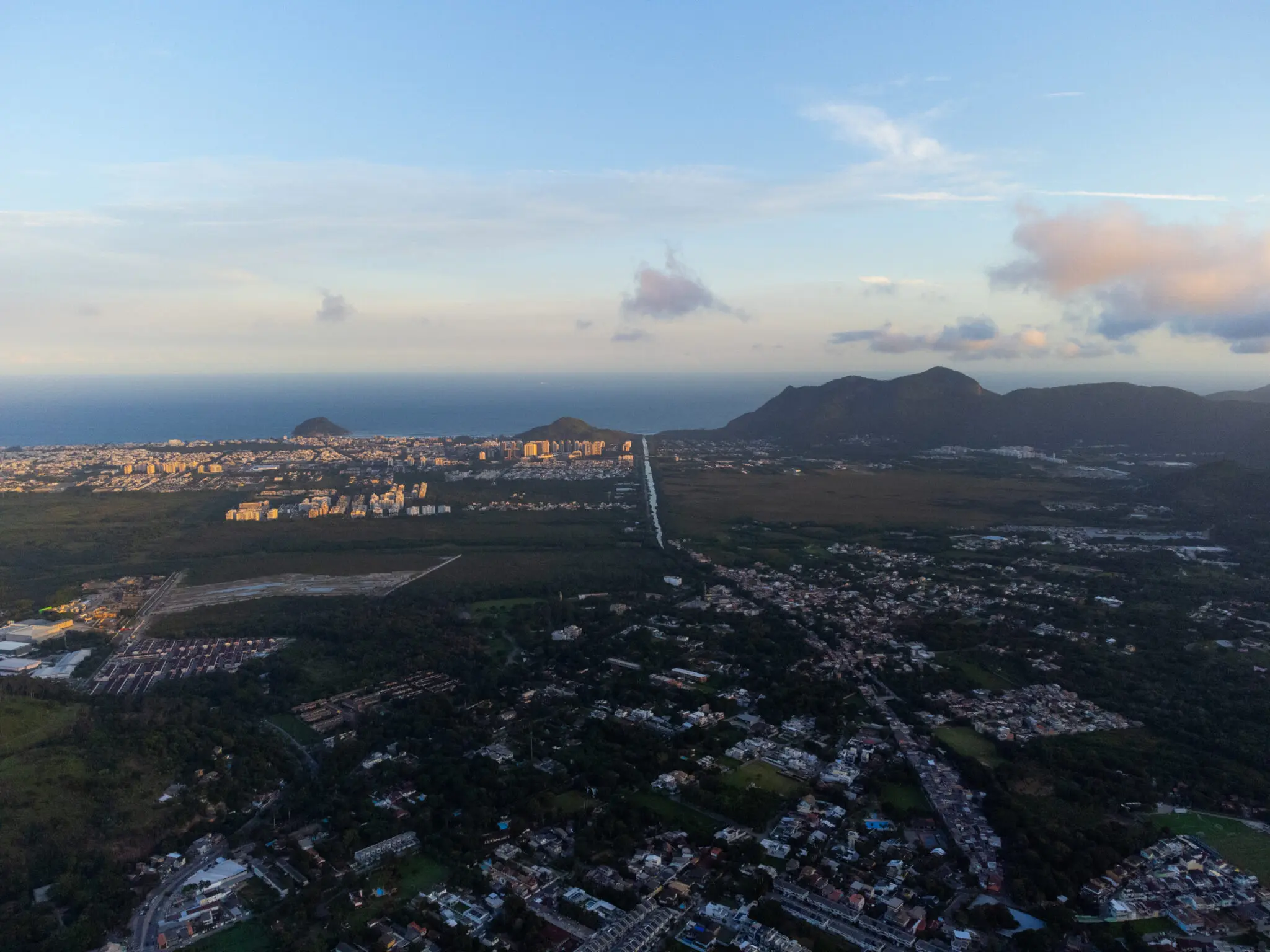 Área urbana com vista para o mar e montanhas.