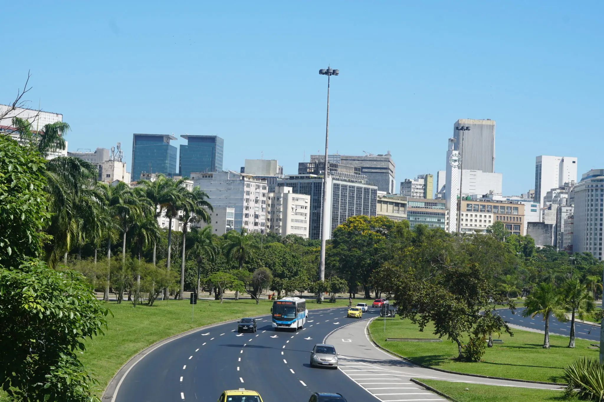 Aterro urbano com estrada, edifícios modernos e áreas verdes.