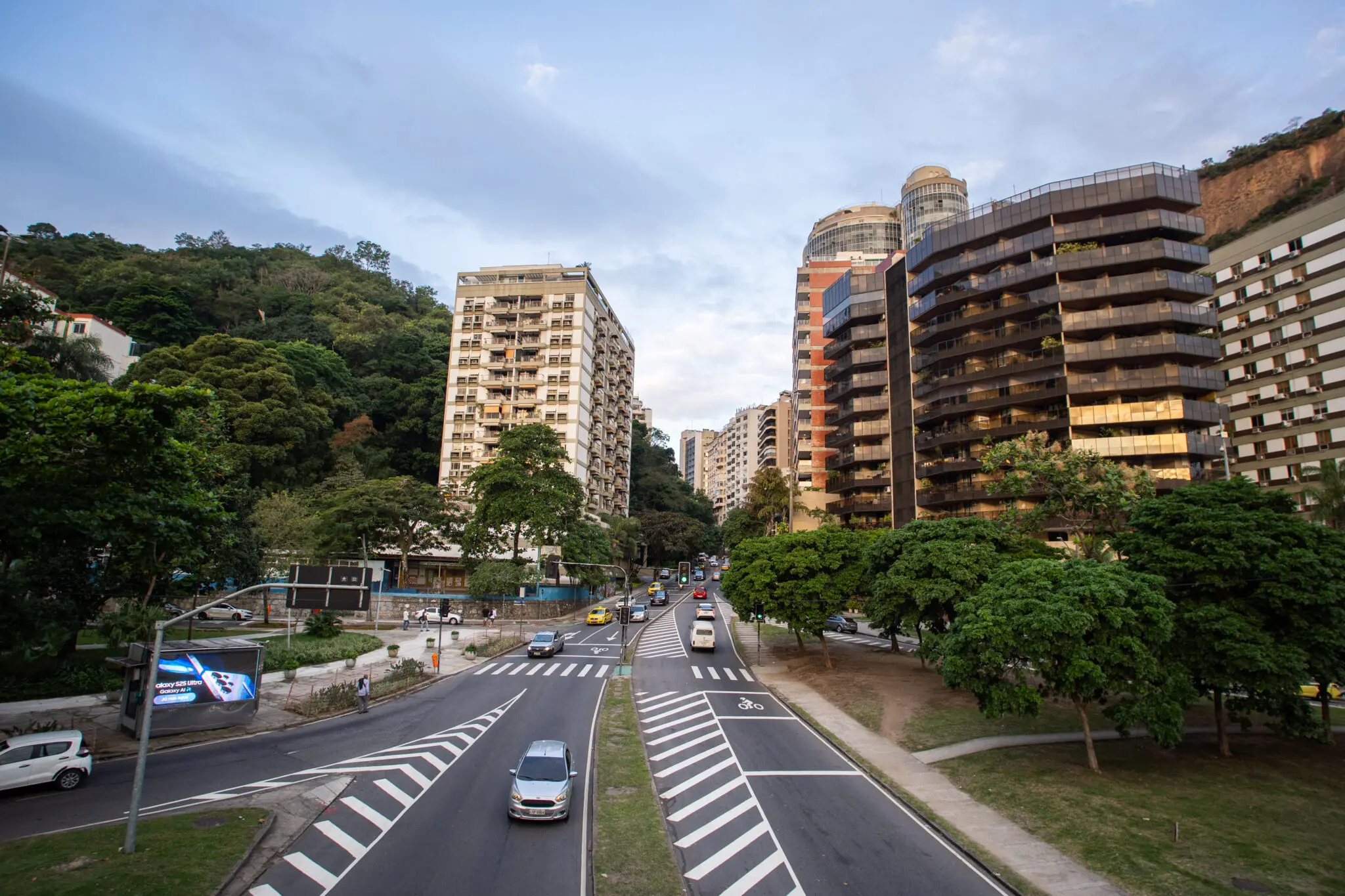 Cidade moderna com edifícios residenciais e áreas verdes.