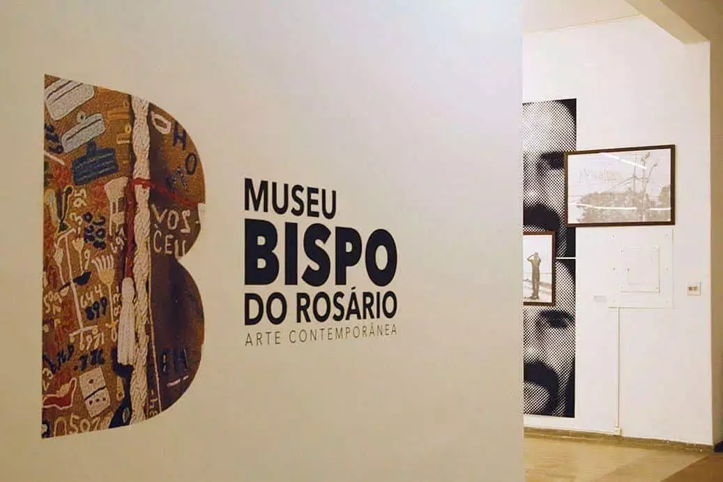 Entrada do Museu Bispo do Rosário com arte abstrata e fotos preto e branco.