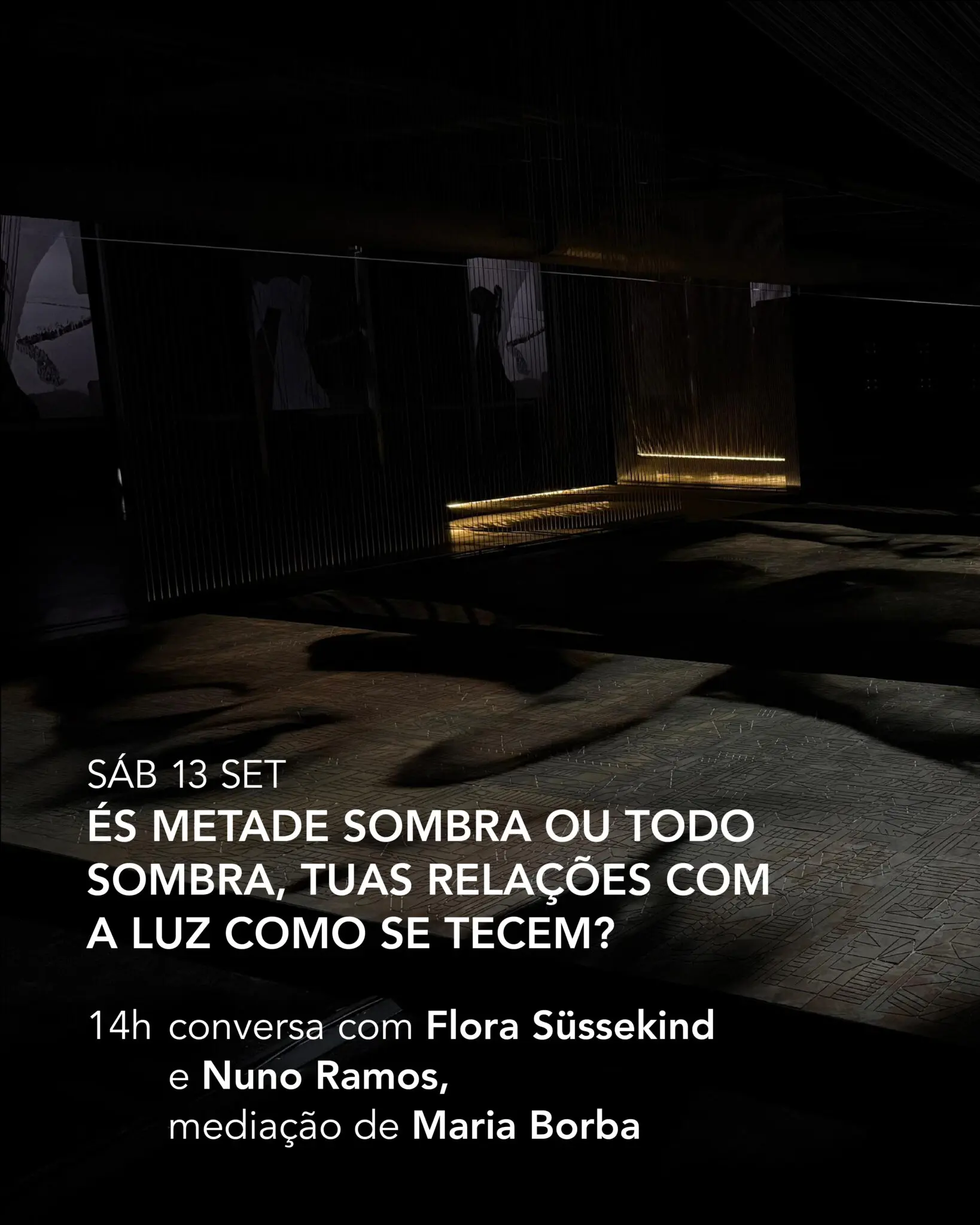 Ambiente escuro com estrutura vertical e plataforma elevada.