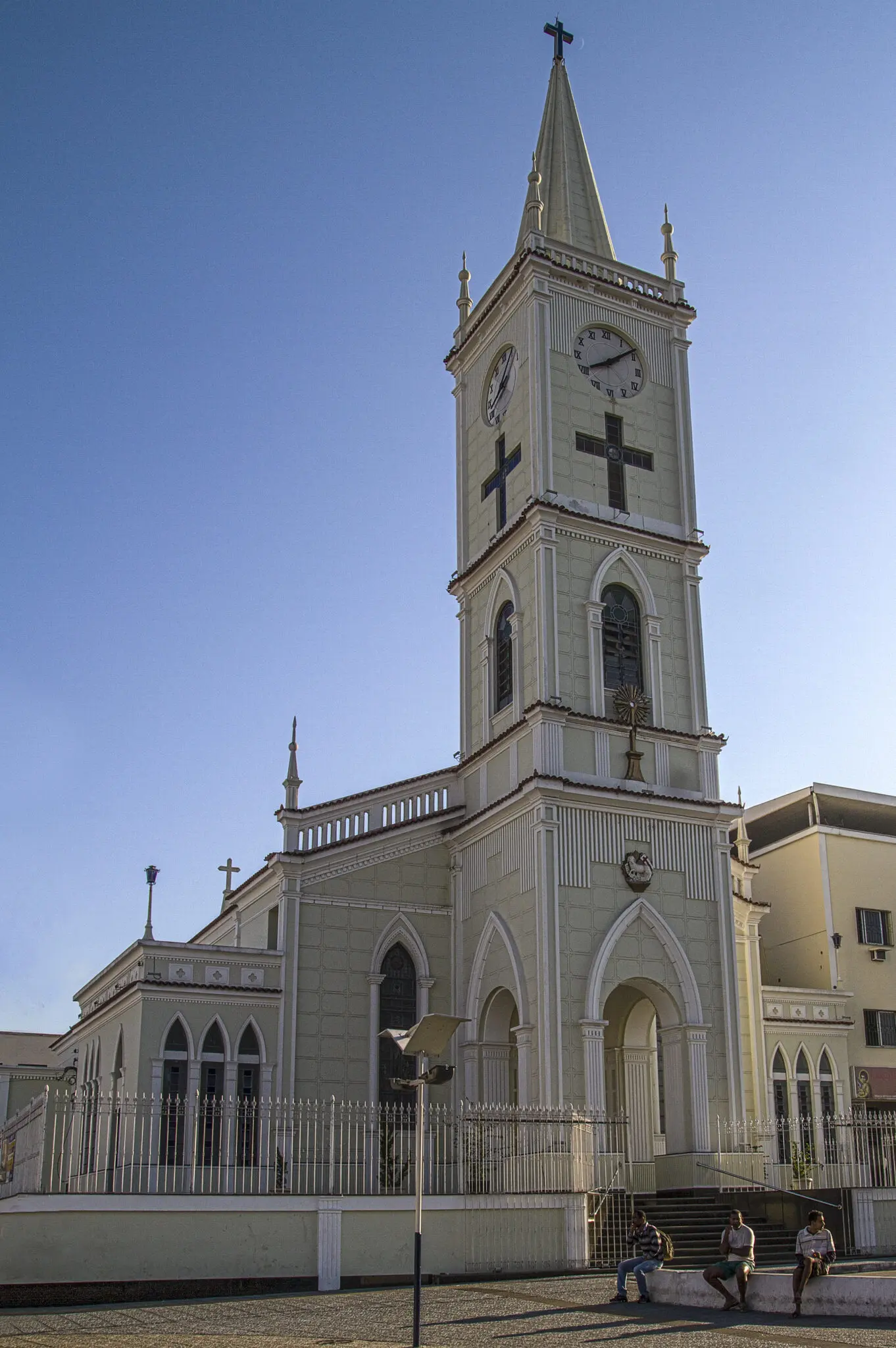 Igreja com torre branca e telhado verde em São João de Meriti.