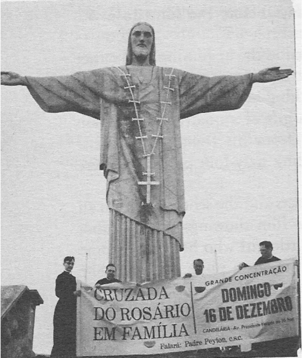 Manifestação religiosa em preto e branco.