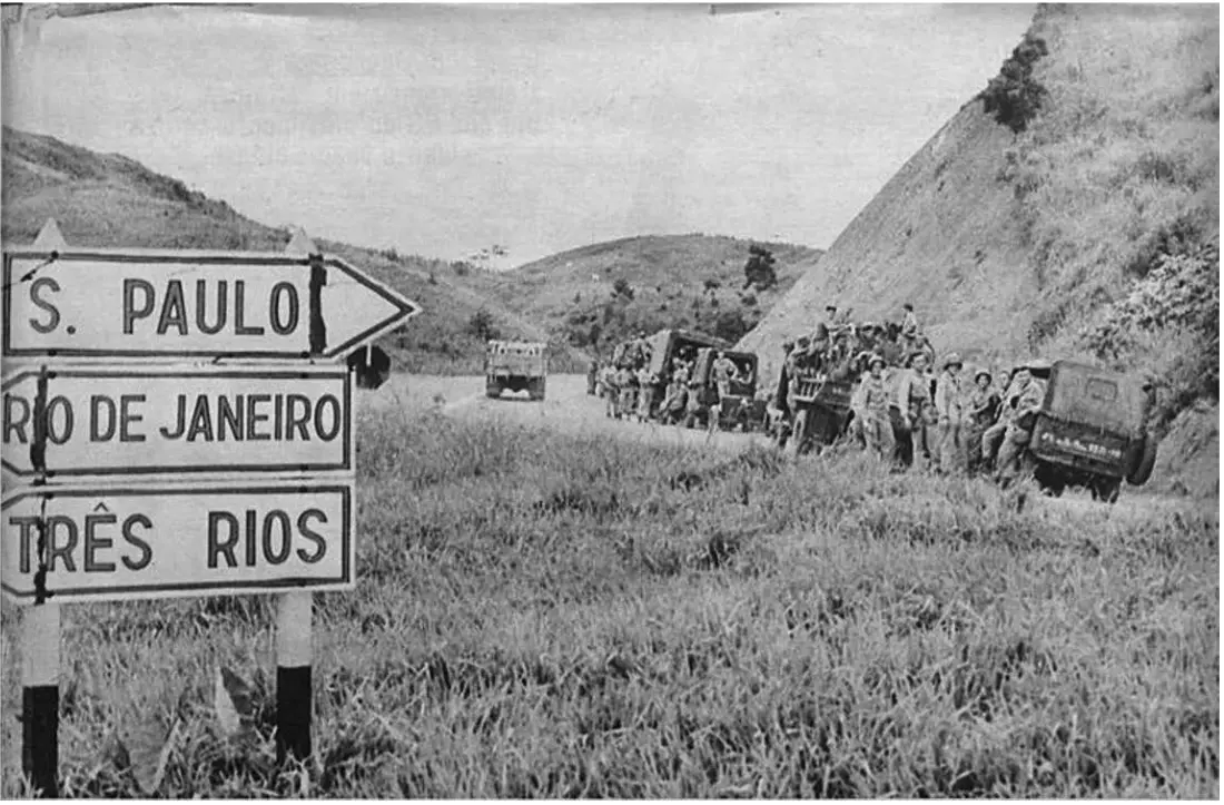 Sinalização rodoviária com destinos de São Paulo, Rio de Janeiro e Três Rios.