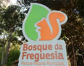 Sinal informativo do Bosque da Freguesia, parque natural municipal.