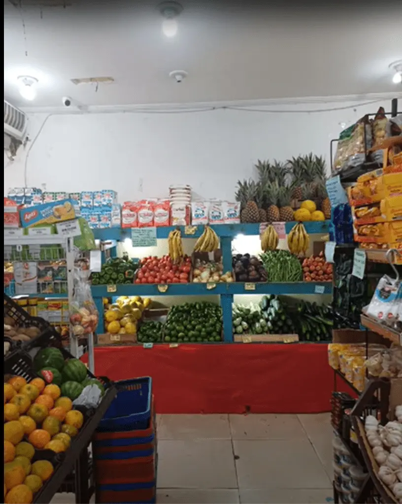 Loja localizada no Jacarezinho com produtos variados e organizados.