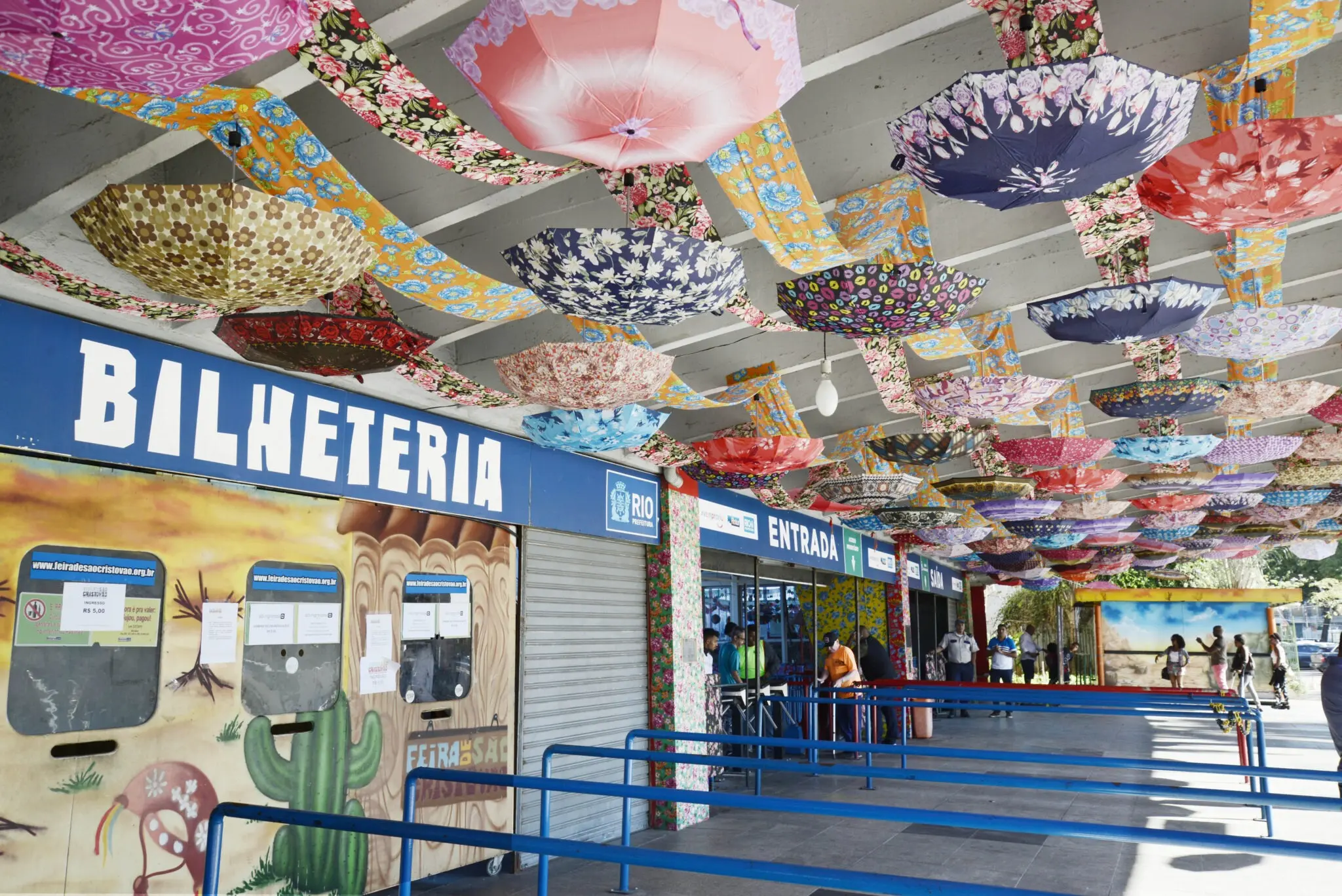 Decoração festiva com cactos e máquinas de bilhete automático.
