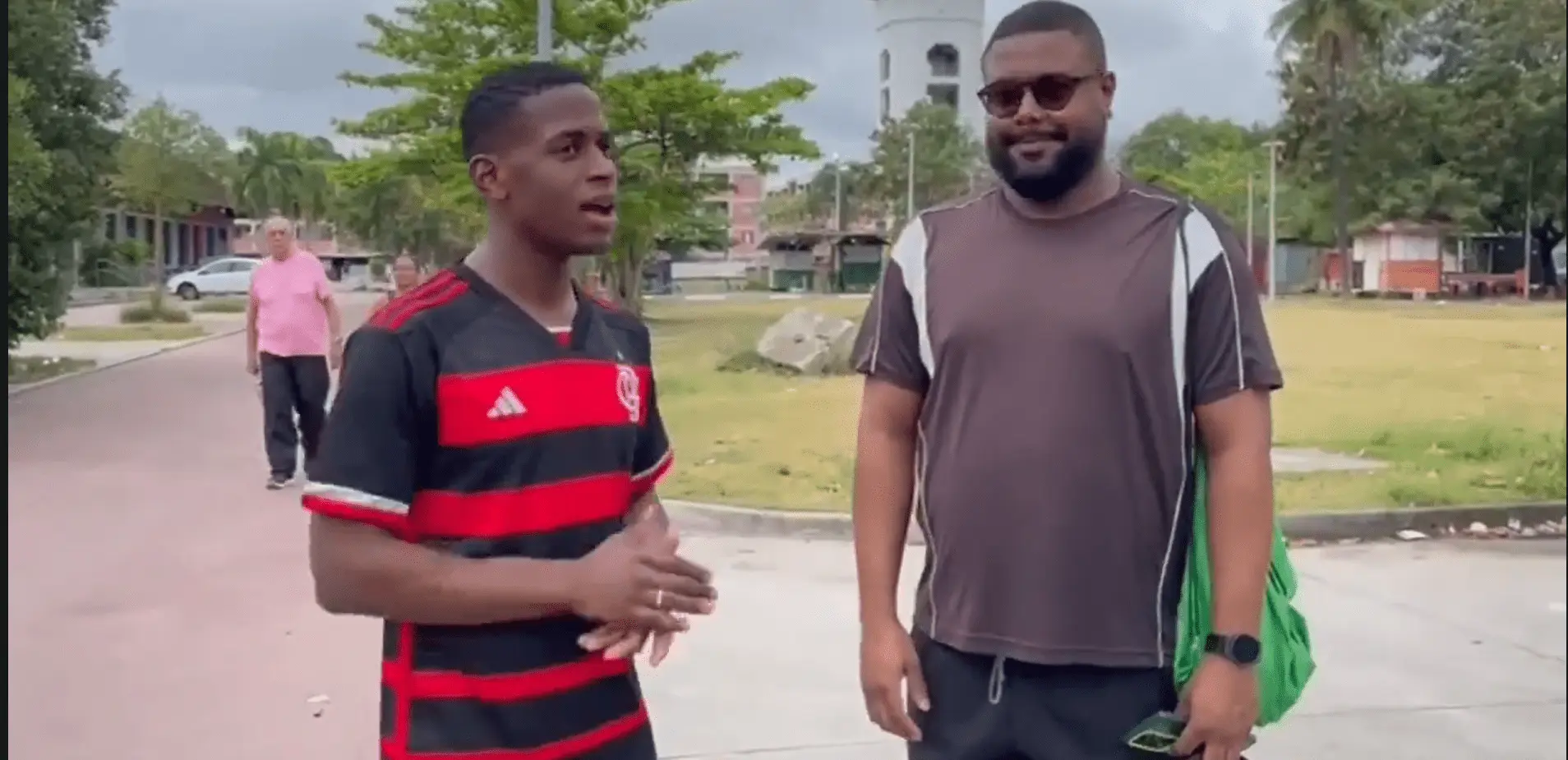 Dois homens conversam em um parque.