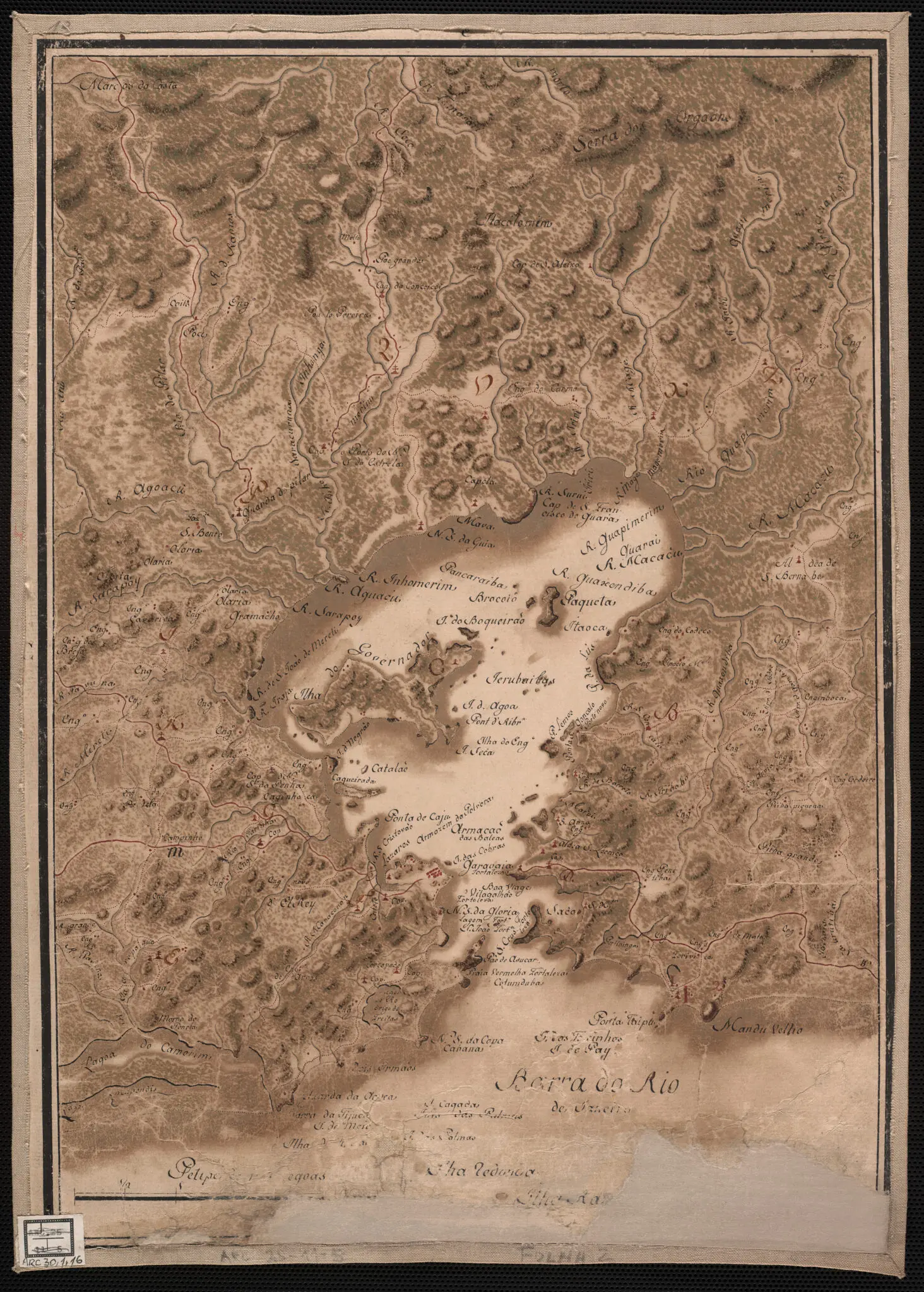 Gravura antiga de área costeira com Baía de Guanabara.