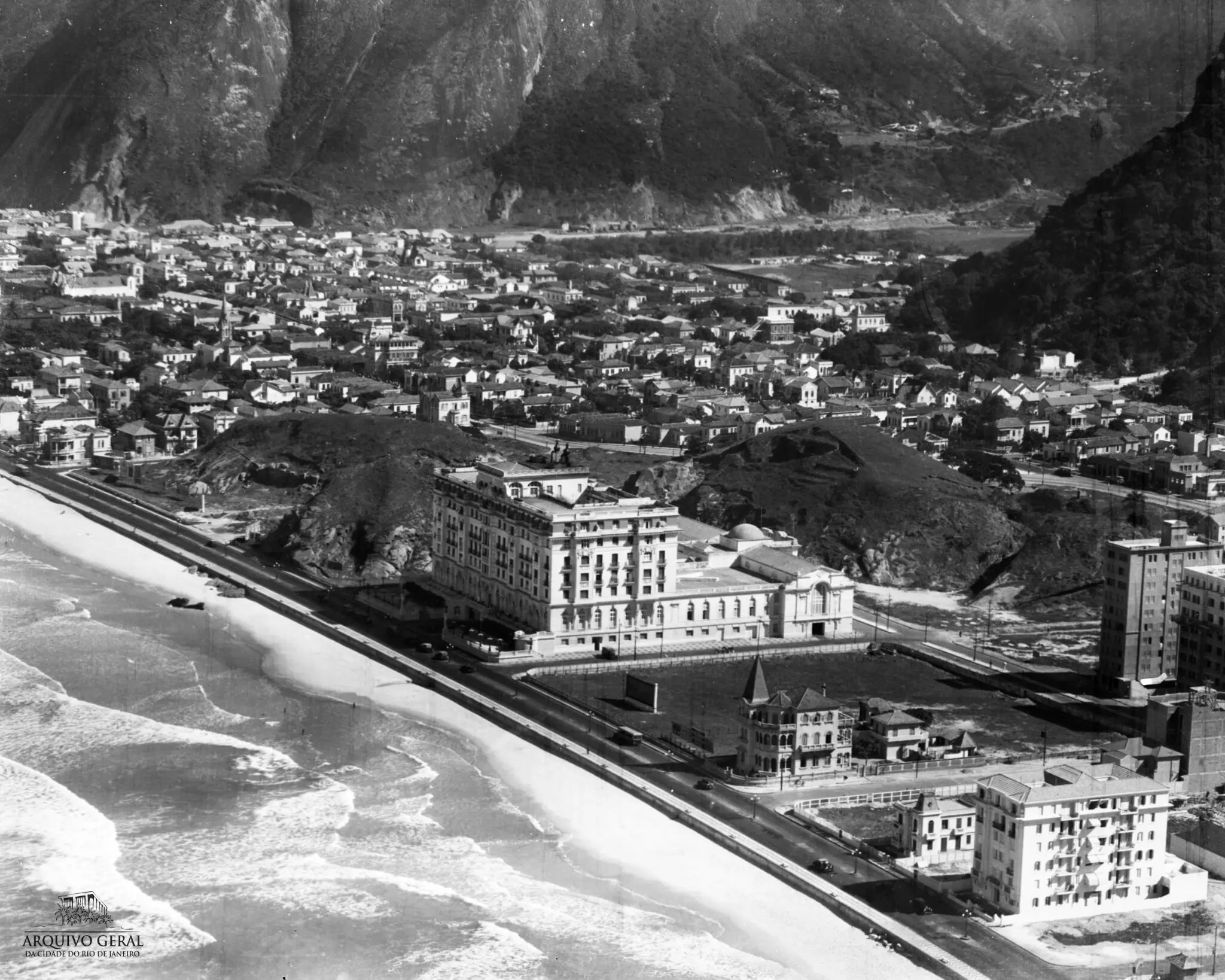 Uma cidade costeira antiga em preto e branco.