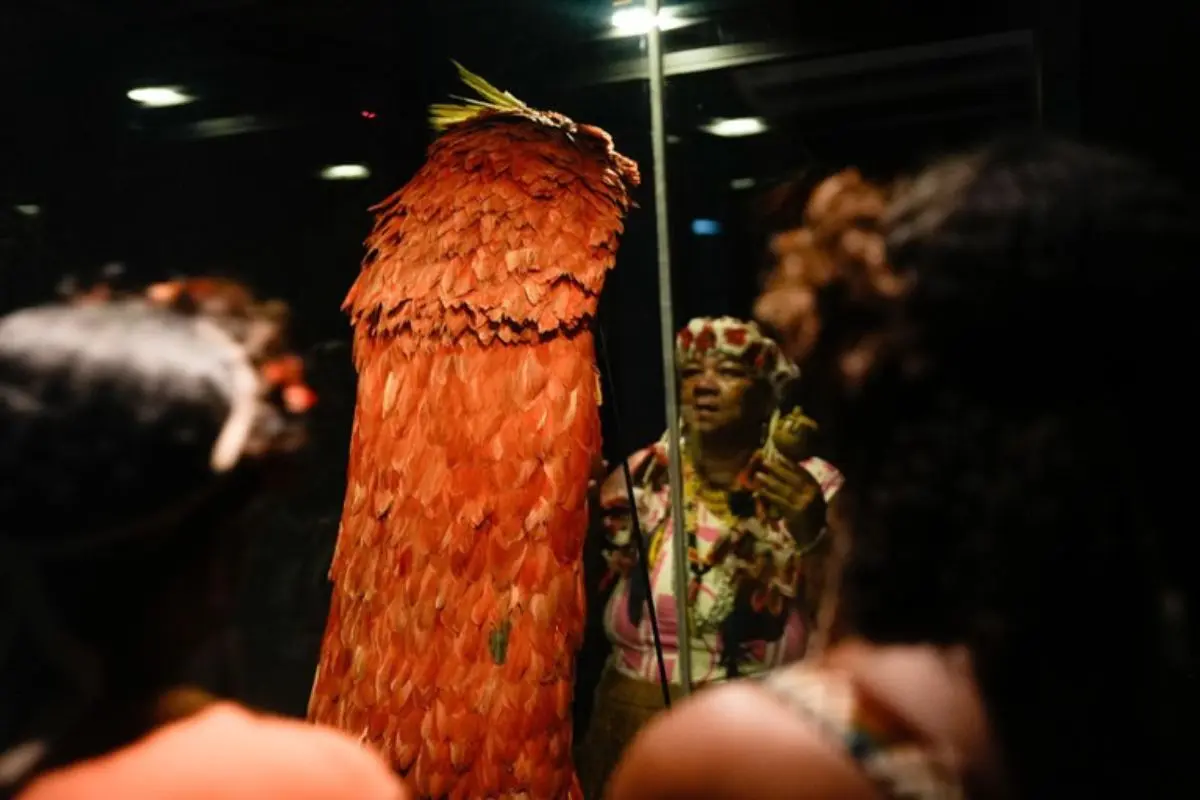 Manto tupinambá com detalhes em amarelo, exposição cultural.