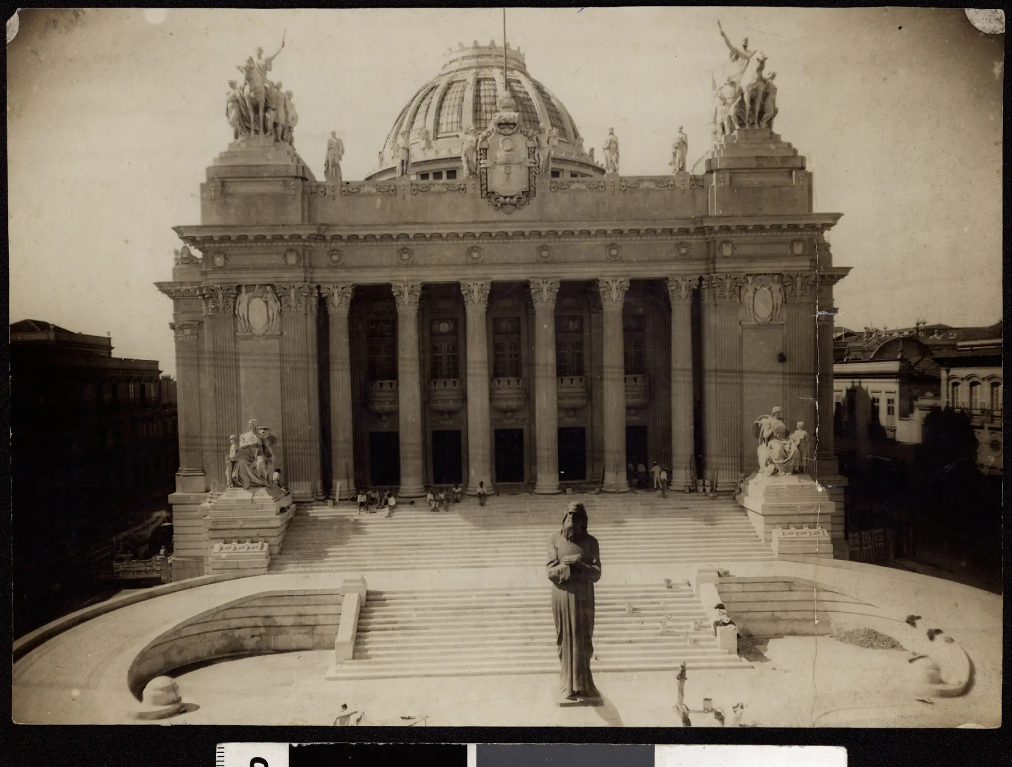 Palácio Tiradentes em preto e branco, fachada clássica com colunas e dossel.