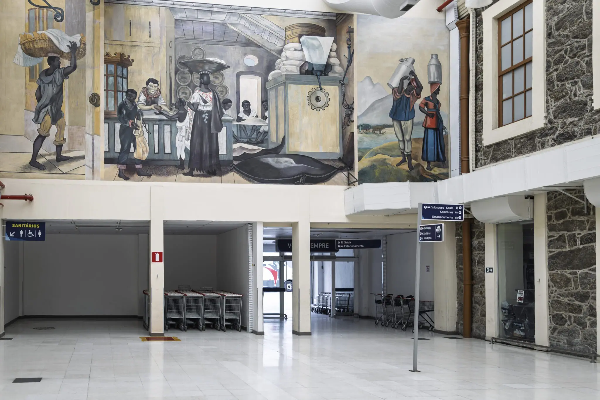Interior de edifício com pintura mural histórica, indústria têxtil.